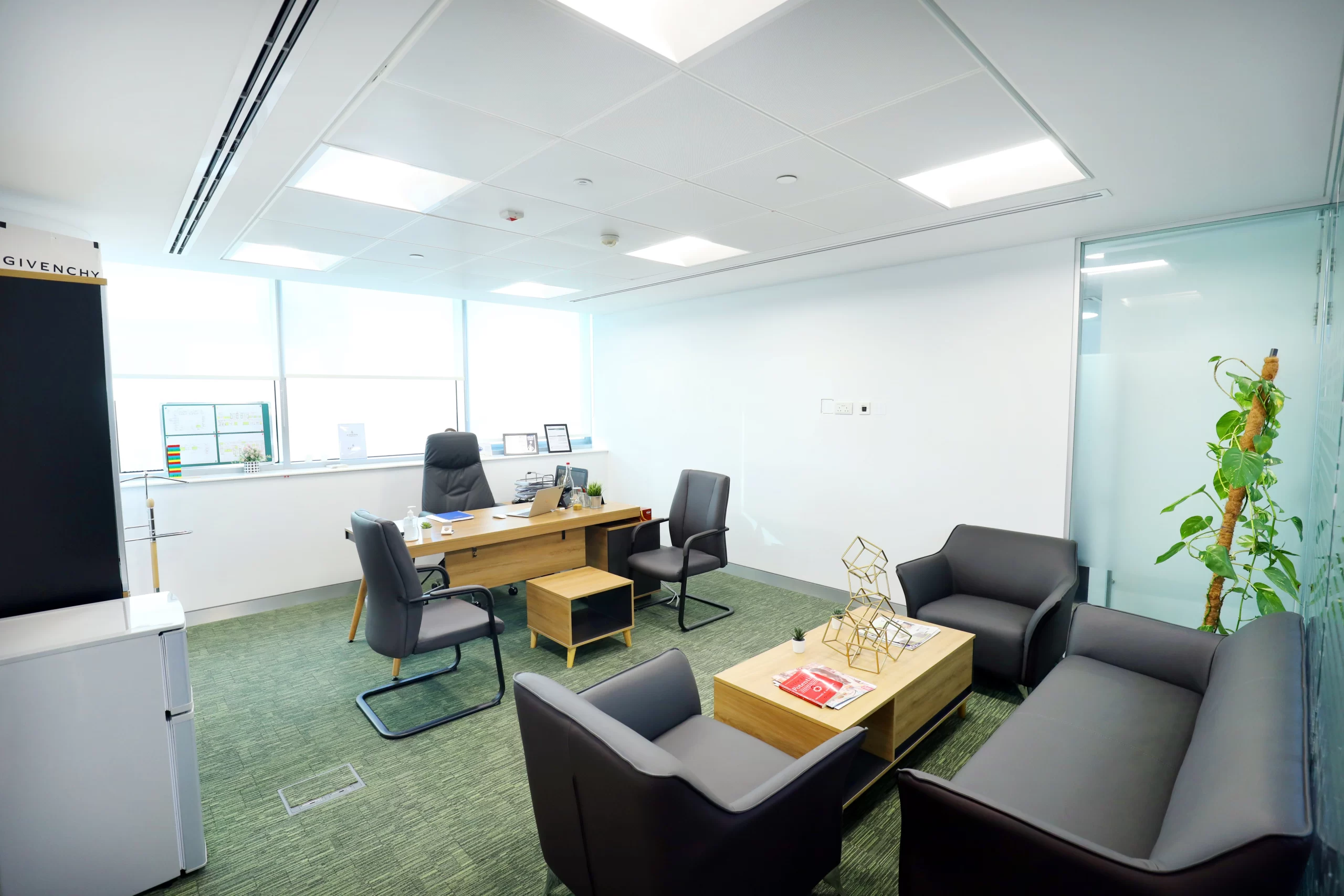 Hot Desk vs Virtual Office in Dubai